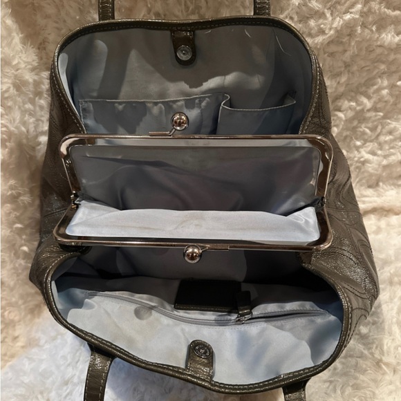 Shiny silver medium shoulder bag. With blue lining and silver hardware. - Picture 4 of 9